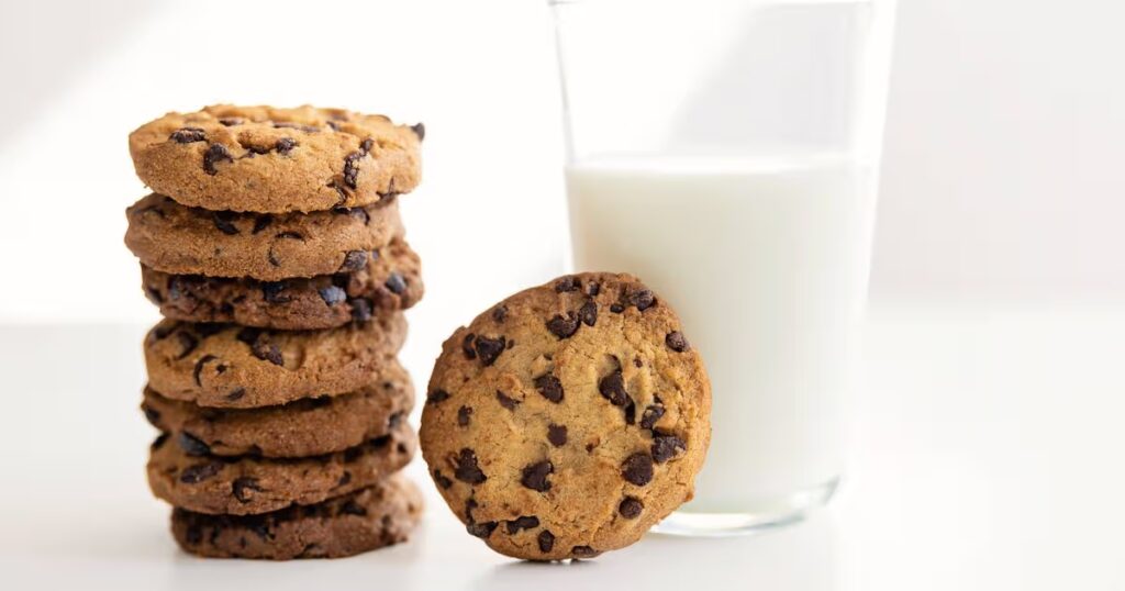 0_Glass-of-milk-and-cookies.jpg