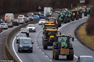 98844019-15538753-Scottish_farmers_hold_a_tractor_protest_over_planned_changes_to_-a-17_177050012178.avif