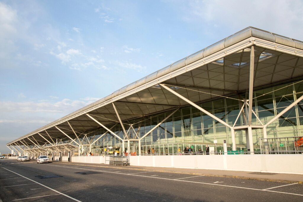 g1dhh2-exterior-terminal-building-london-1046382248_9e2b74.jpg