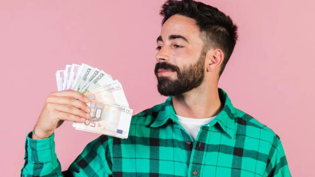 hombre-sujetando-dinero.r_d.146-311.jpeg