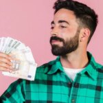 hombre-sujetando-dinero.r_d.146-311.jpeg