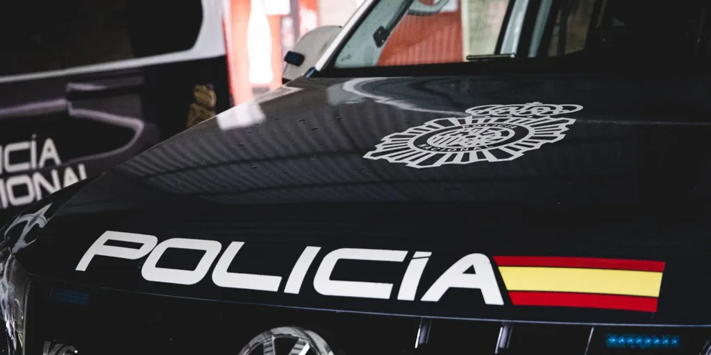 policia-coche-U67715382262Vor-1024x512@diario_abc.jpg