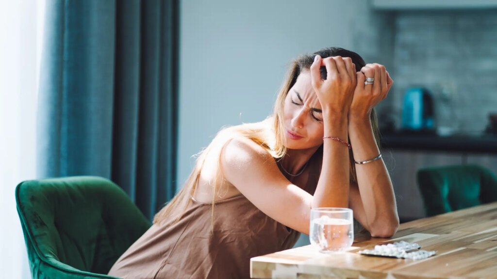 resaca-mujer-fiesta-dolor-cabeza-pastillas-migrana.jpeg