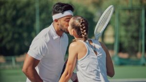 tennis-court-love-couple-kiss-1055040304.jpg