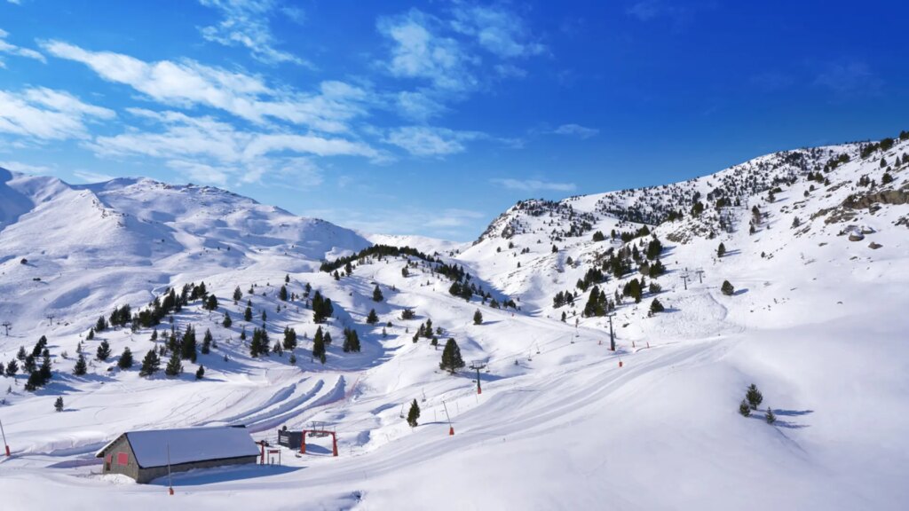 zona-de-esqui-de-cerler-en-pirineos-de-huesca-istock-1339466110.jpeg